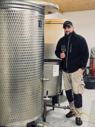 ✨🎅🏼 Zatímco většina lidí zpomaluje a ladí se na Vánoce, u nás ve vinařství jede práce naplno. Rodí se nový ročník. Vína...